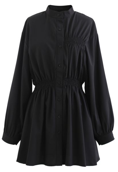 Vestido camisa assimétrica franzida com botões em preto