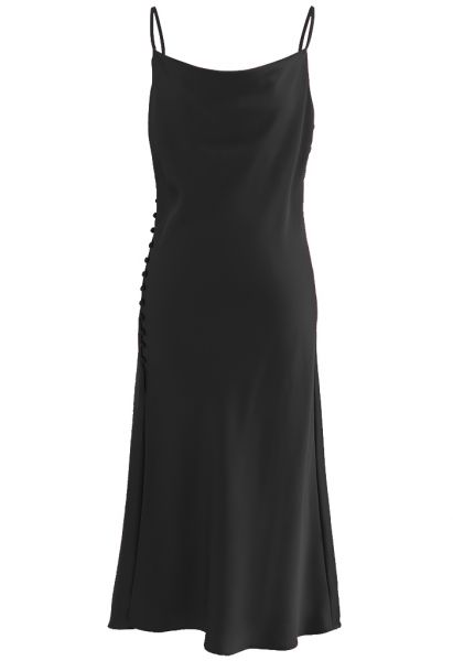 Vestido cami de cetim com bainha dividida lateral abotoada em preto