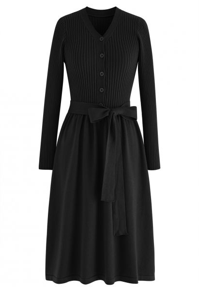 Vestido de malha com abotoamento na cintura e decote em V em preto