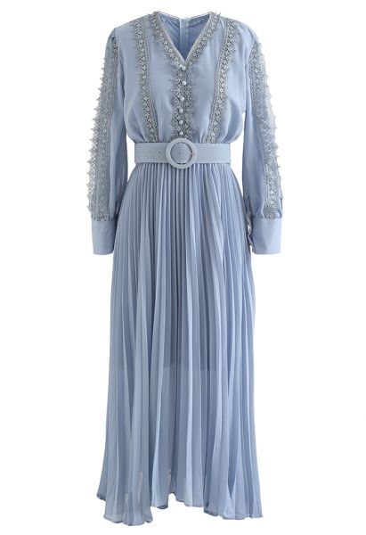 Vestido de chiffon plissado com cinto e crochê em azul
