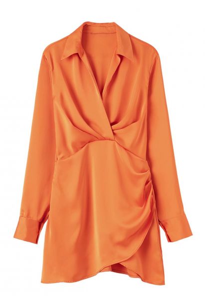 Vestido de camisa de cetim com decote em V franzido na frente em laranja