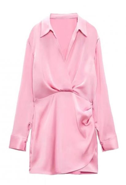 Vestido de camisa de cetim com decote em V franzido na frente em rosa