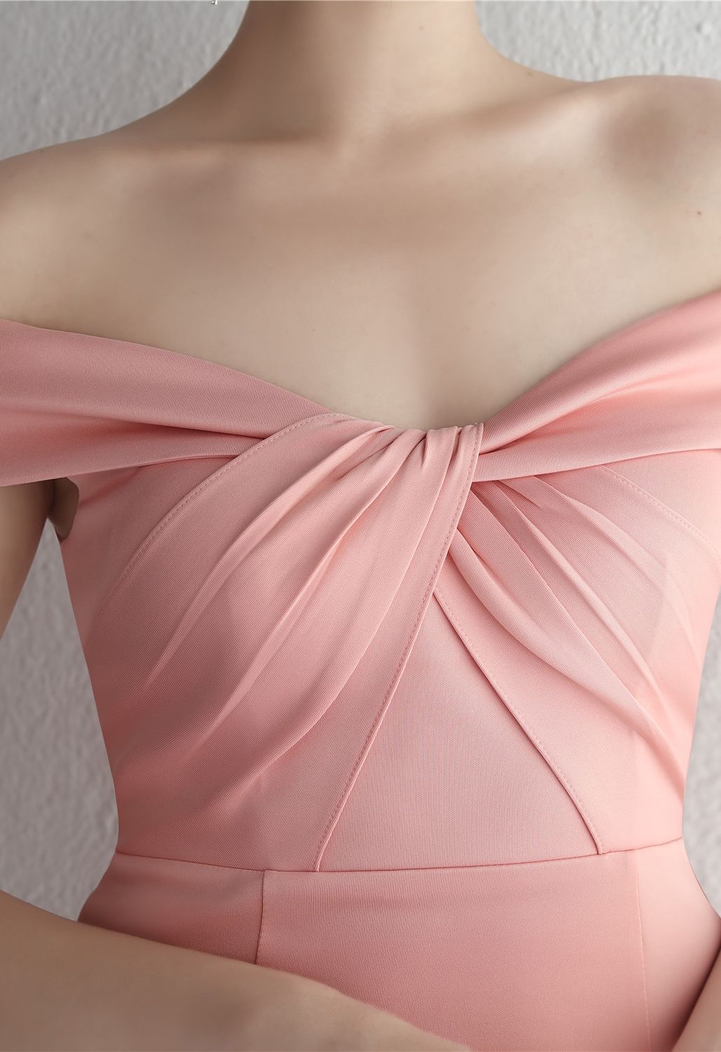 Vestido ombro a ombro torcido na frente em rosa
