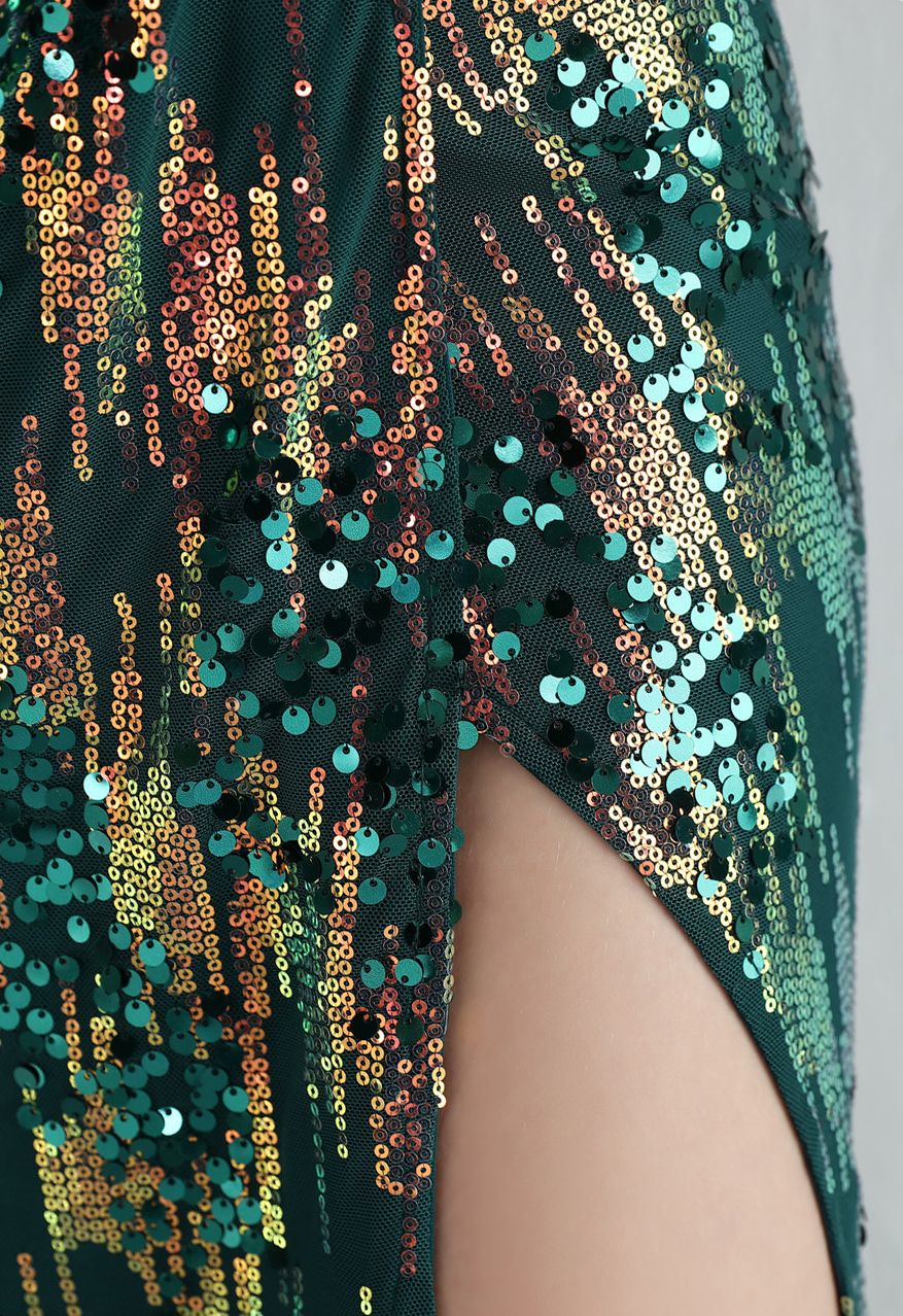 Vestido de fenda alta e decote em V com lantejoulas multicoloridas em esmeralda
