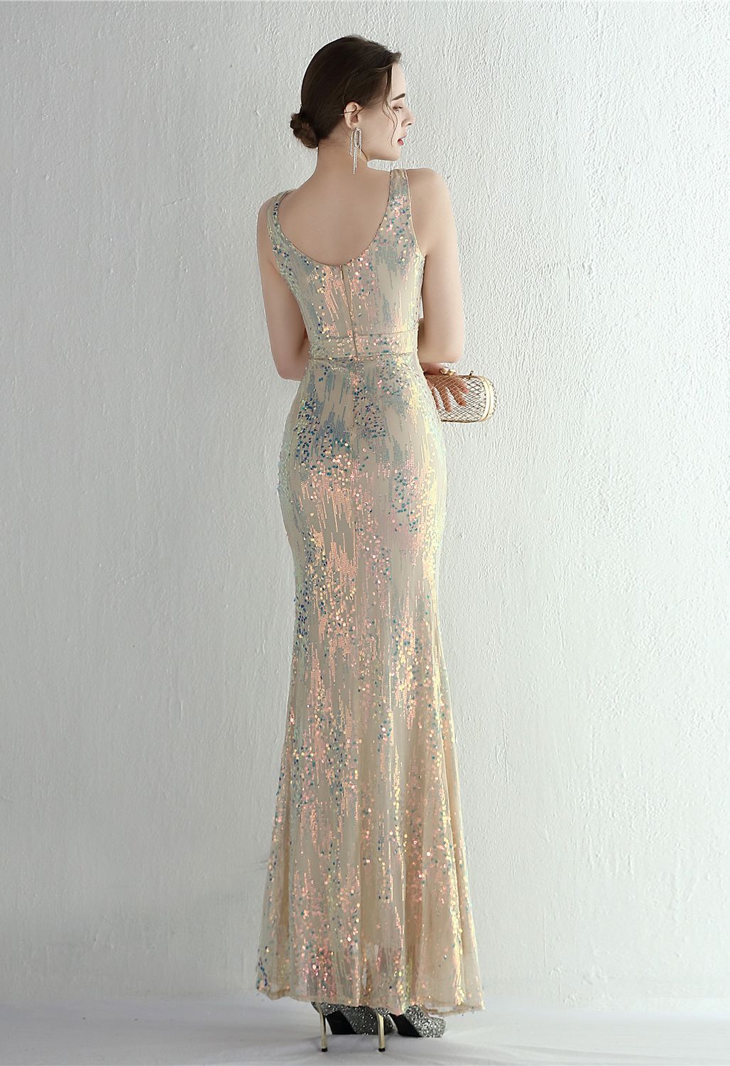 Vestido de fenda alta com decote em V e lantejoulas multicoloridas em ouro