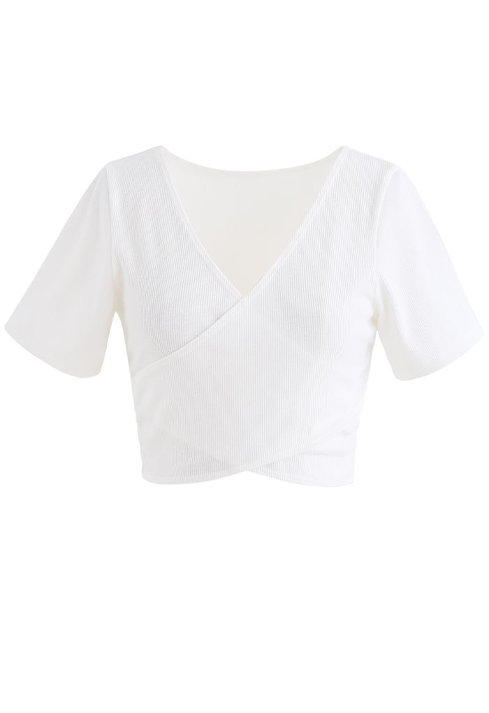 Blusa canelada de mangas curtas cruzadas na frente em branco