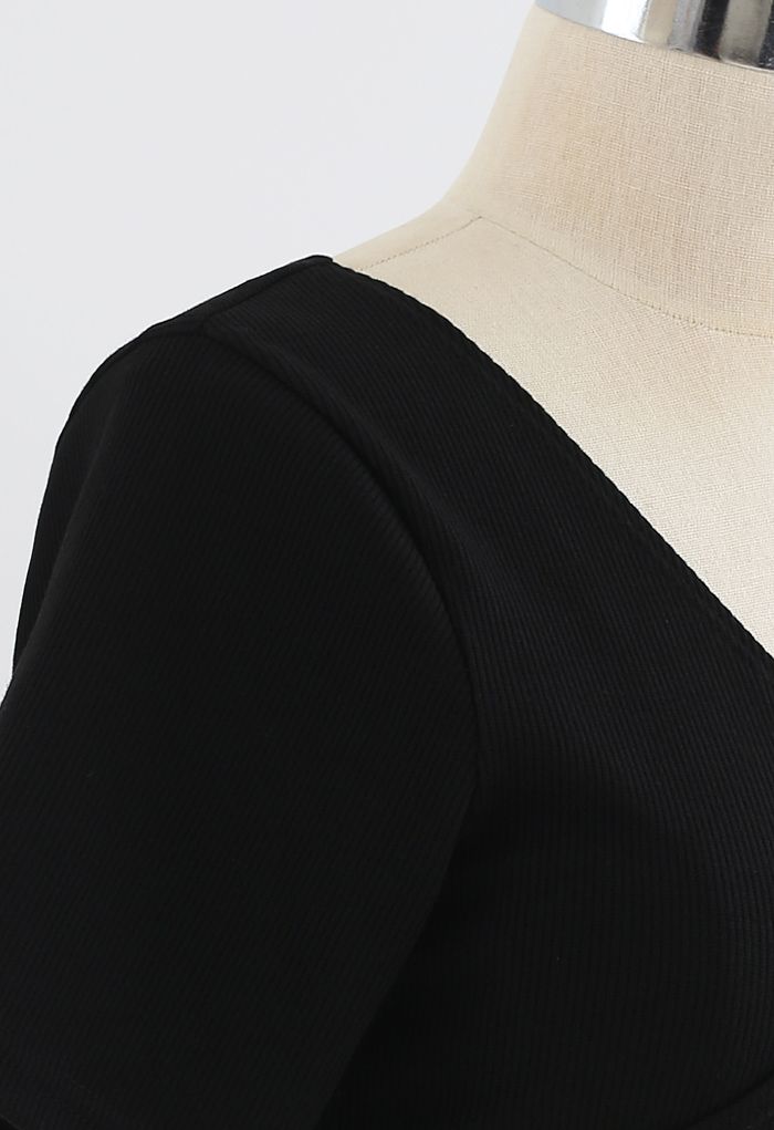 Blusa canelada de mangas curtas cruzadas na frente em preto