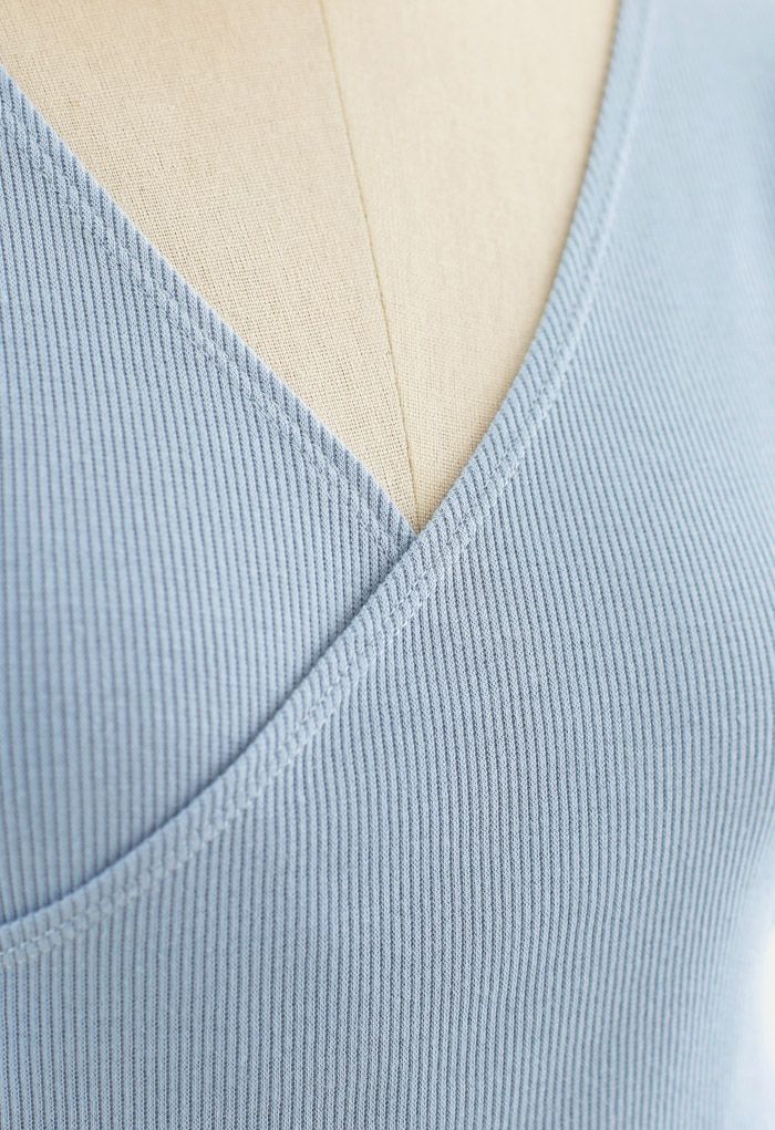 Blusa canelada de mangas curtas cruzadas na frente em Dusty Blue