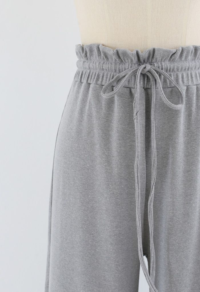Calças de ioga com nervuras de cintura com cordão e saco de papel em cinza