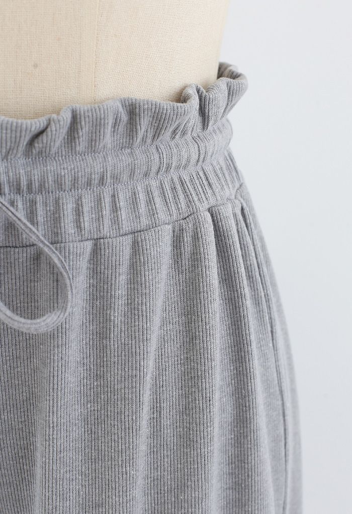 Calças de ioga com nervuras de cintura com cordão e saco de papel em cinza