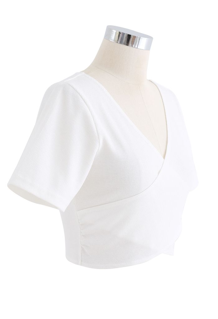 Blusa canelada de mangas curtas cruzadas na frente em branco