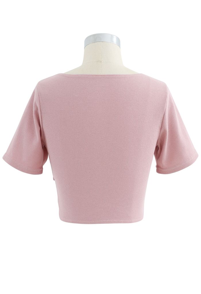 Blusa canelada de mangas curtas cruzadas na frente em rosa