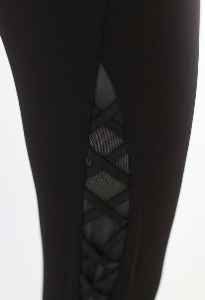 Conjunto de legging e sutiã esportivo cortado com cadarço com painel de malha em preto