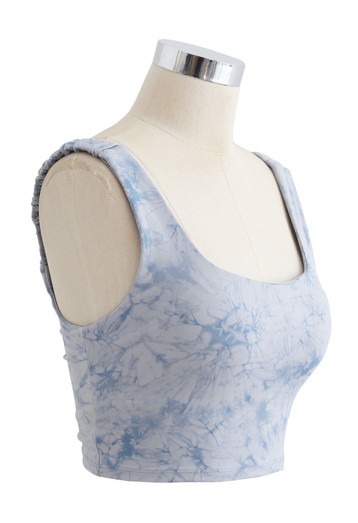 Sutiã esportivo tie-dye com recorte elástico nas costas em azul