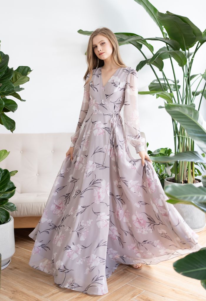 Impressionante vestido longo de chiffon com estampa floral lavanda