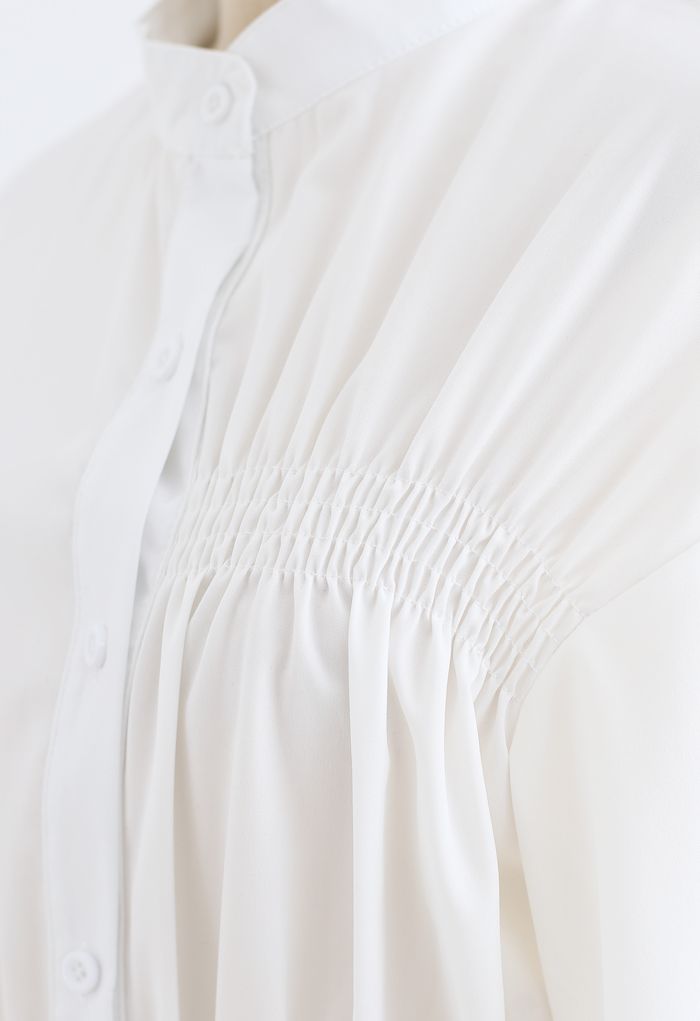 Vestido camisa assimétrica franzida com botões em branco