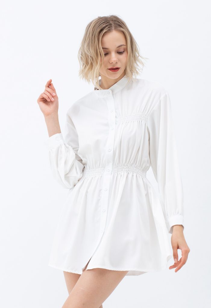Vestido camisa assimétrica franzida com botões em branco