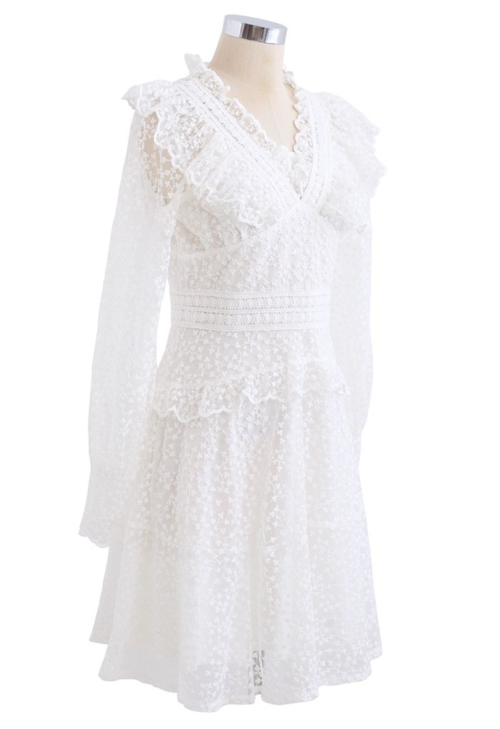 Vestido de malha com babados bordado floret em branco