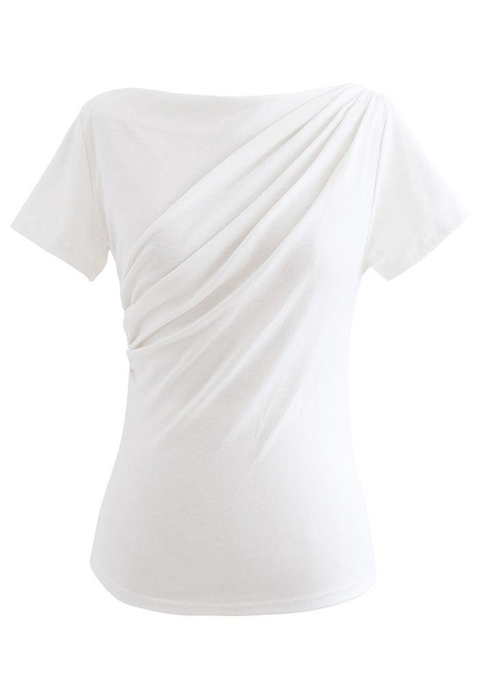 Camiseta com pregas na frente em branco
