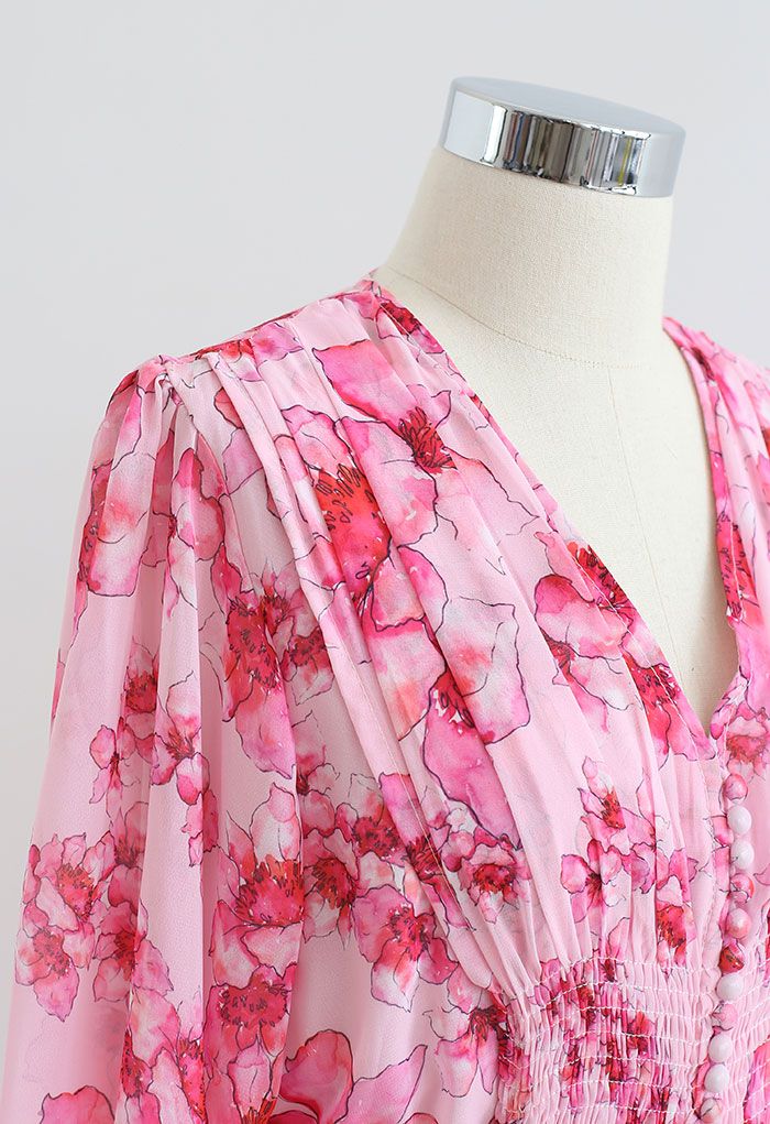 Vestido maxi franzido floral delicado em rosa choque