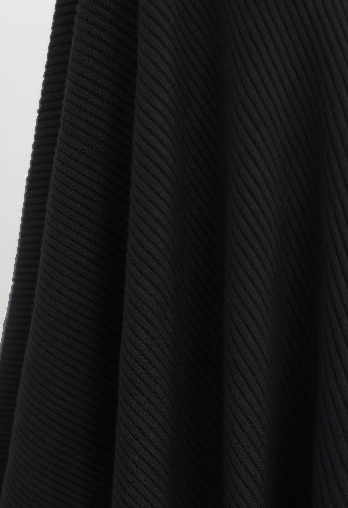 Capa de poncho de malha canelada abotoada em preto