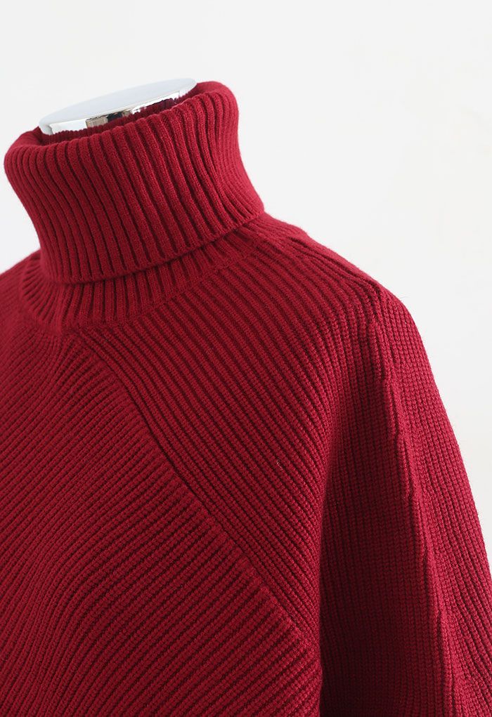 Suéter de malha assimétrica manga morcego com gola alta em Borgonha
