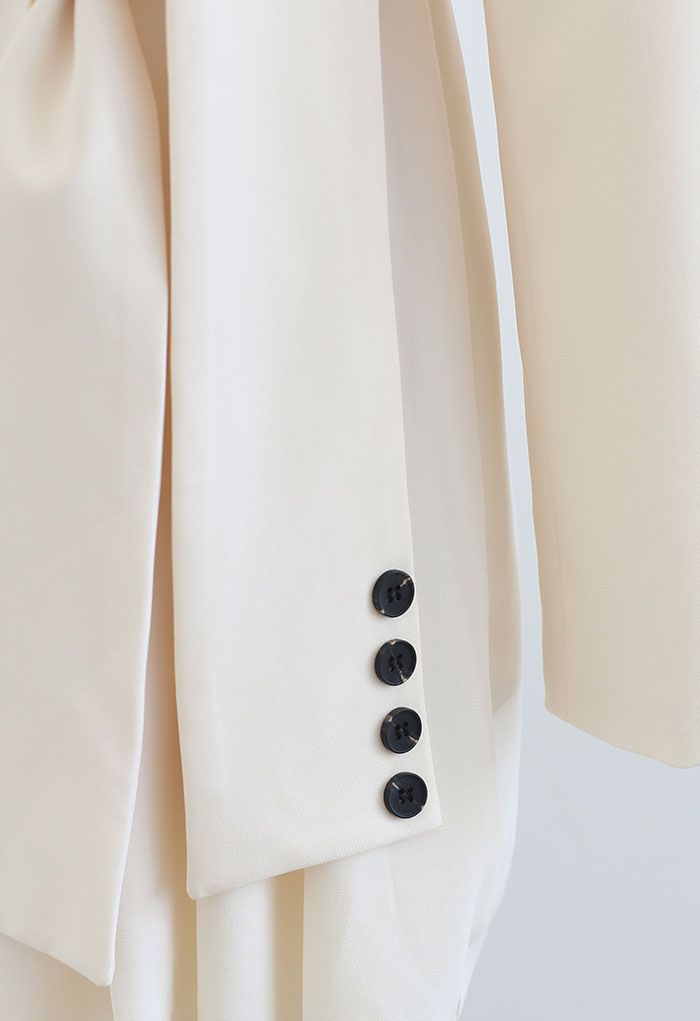 Vestido blazer de ombro plissado com amarração na cintura em marfim