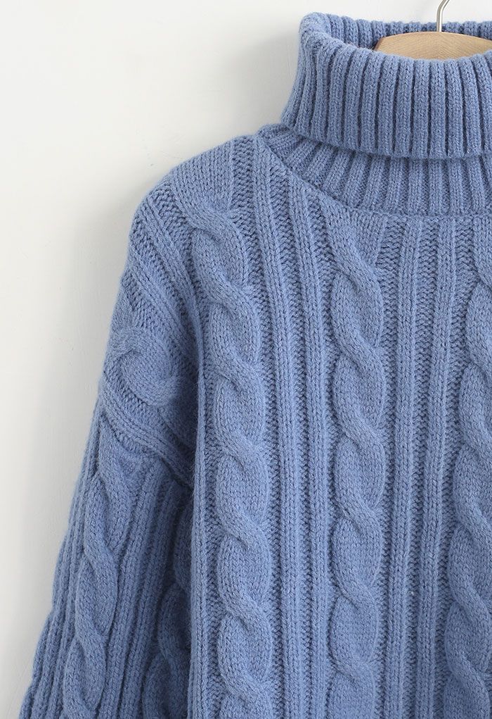 Suéter de tricô de gola alta em azul