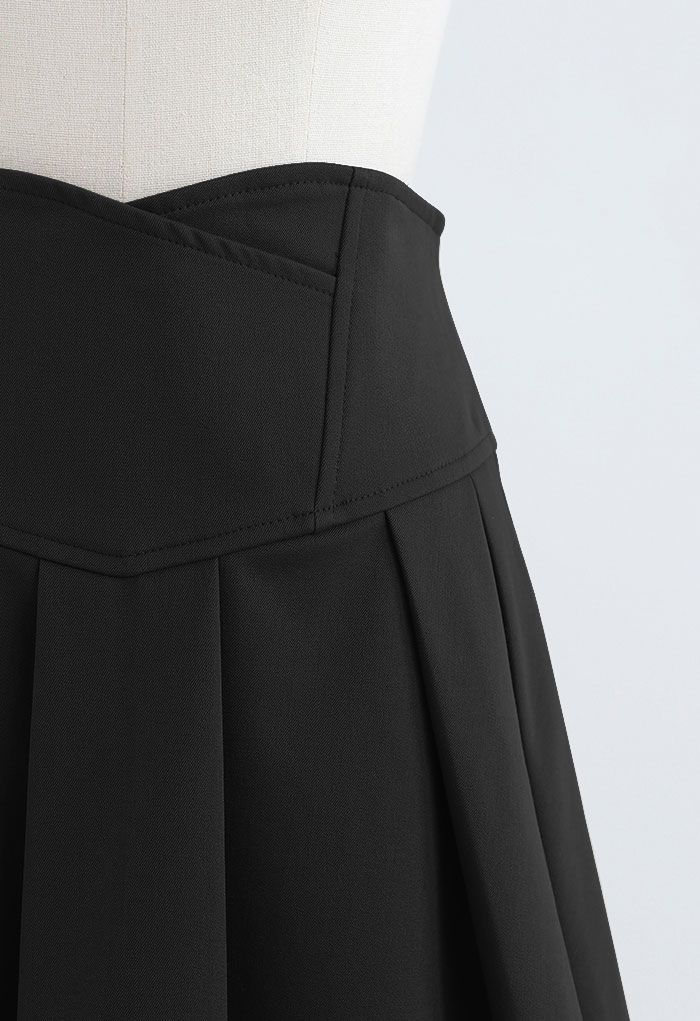 Mini saia plissada na cintura espartilho em preto