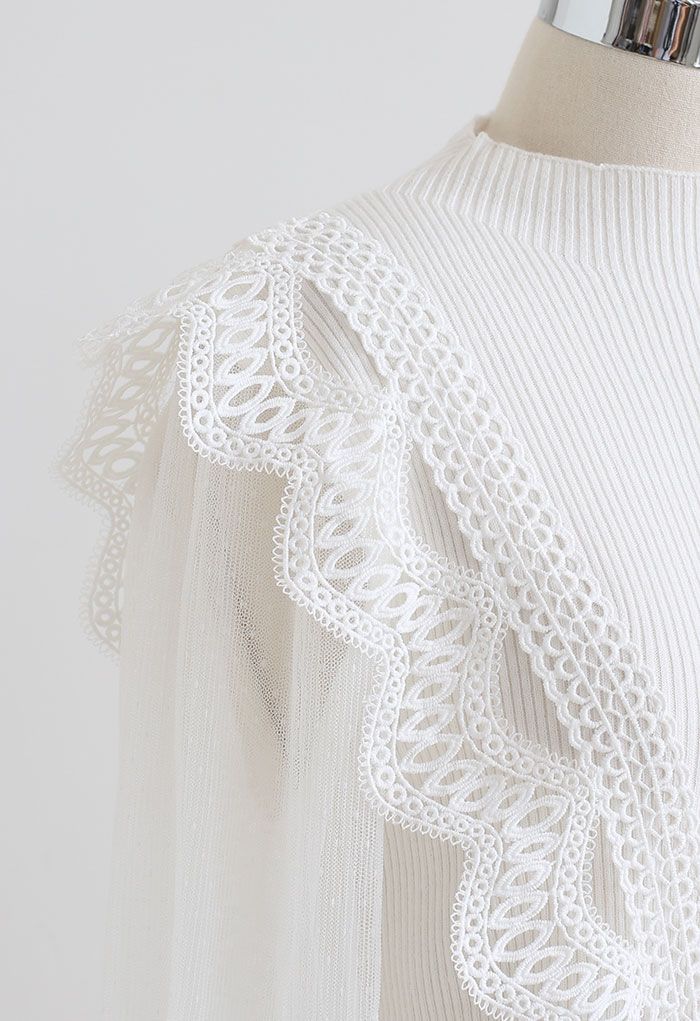 Blusa de malha com mangas de malha de crochê recortadas em branco