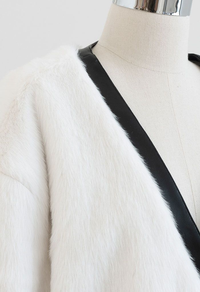 Casaco de pele sintética com borda de couro em branco