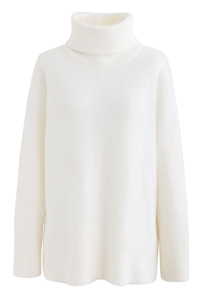 Suéter de tricô com gola alta e bainha dividida em branco
