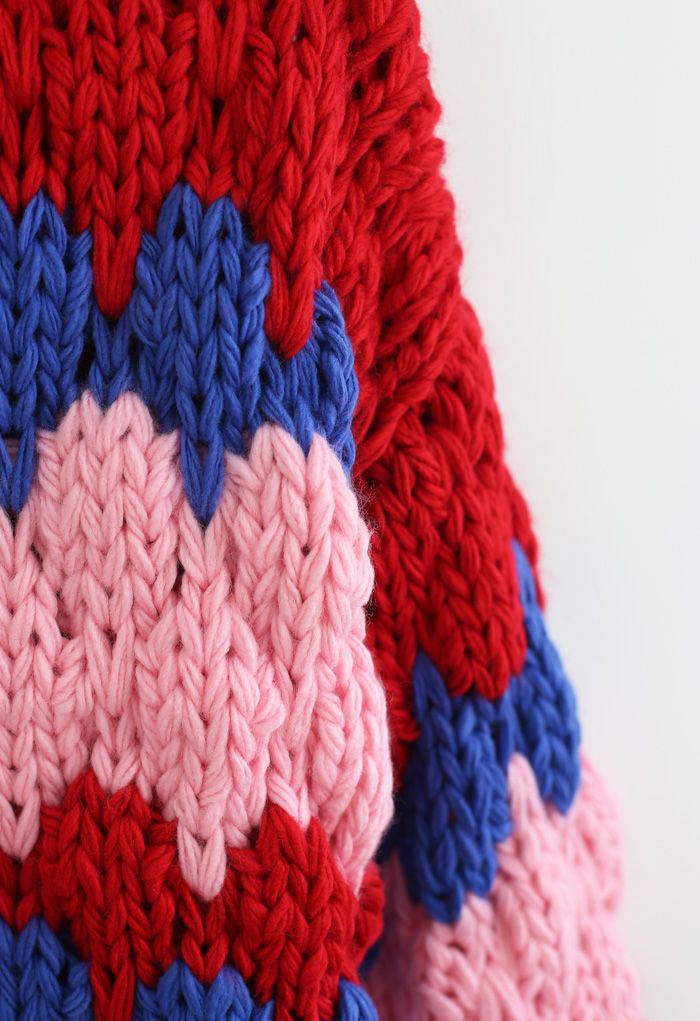 Suéter de gola alta tricotada à mão em cor bloqueada em vermelho