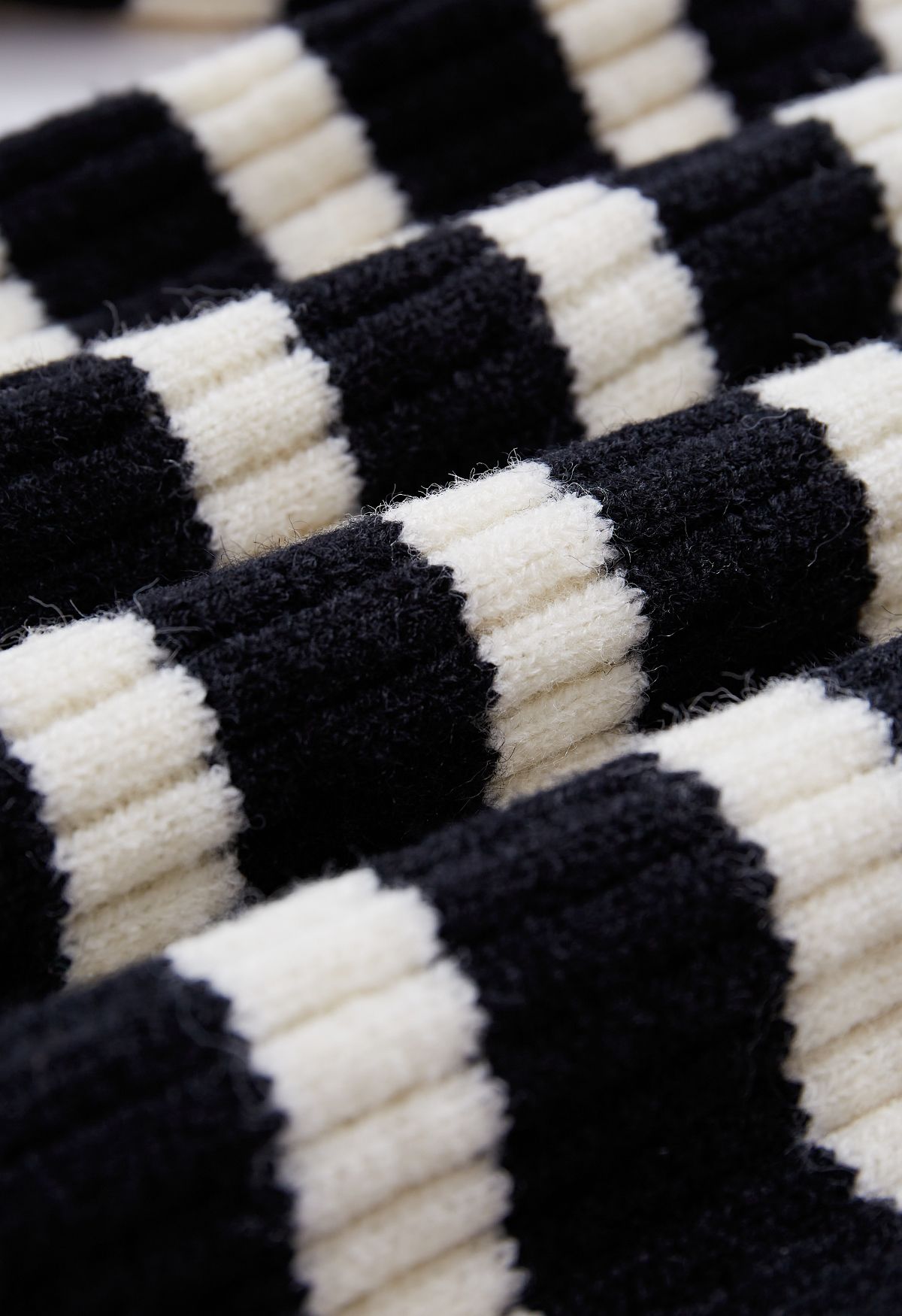 Suéter de tricô listrado com gola de aba em preto