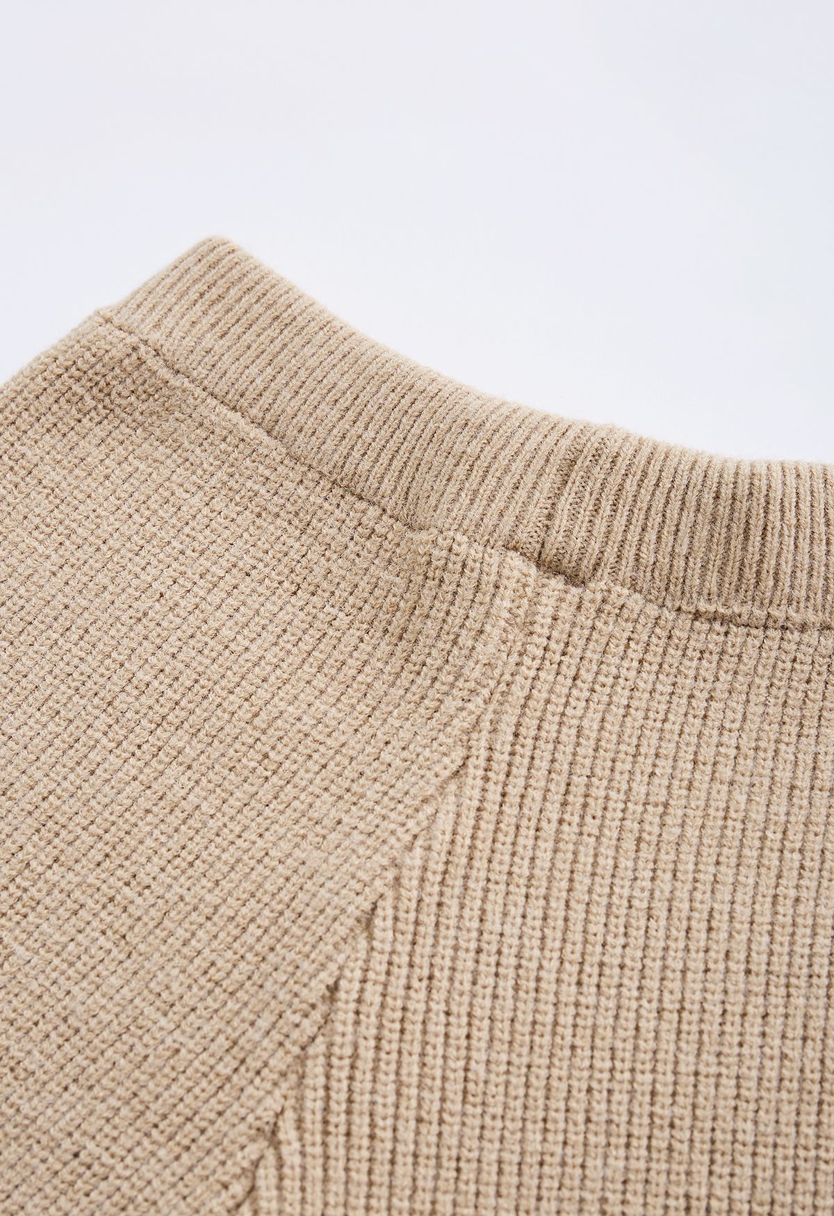 Conjunto de suéter com nó lateral e calça de perna reta em bege claro