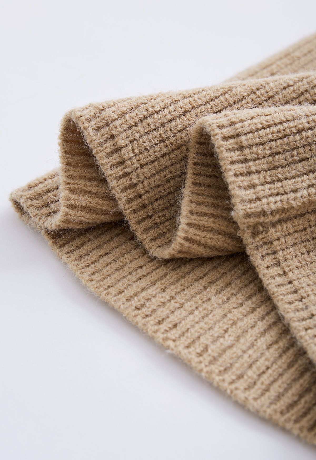 Conjunto de suéter com nó lateral e calça de perna reta em bege claro