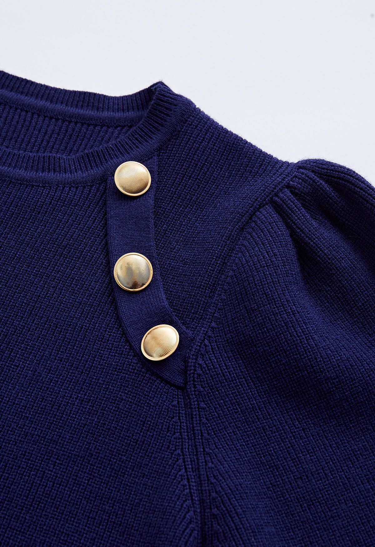 Blusa de malha com botões e mangas bolha em azul marinho