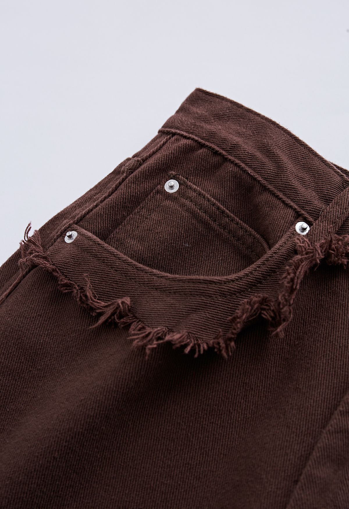 Jeans Flare de bolso clássico com detalhe desfiado em marrom