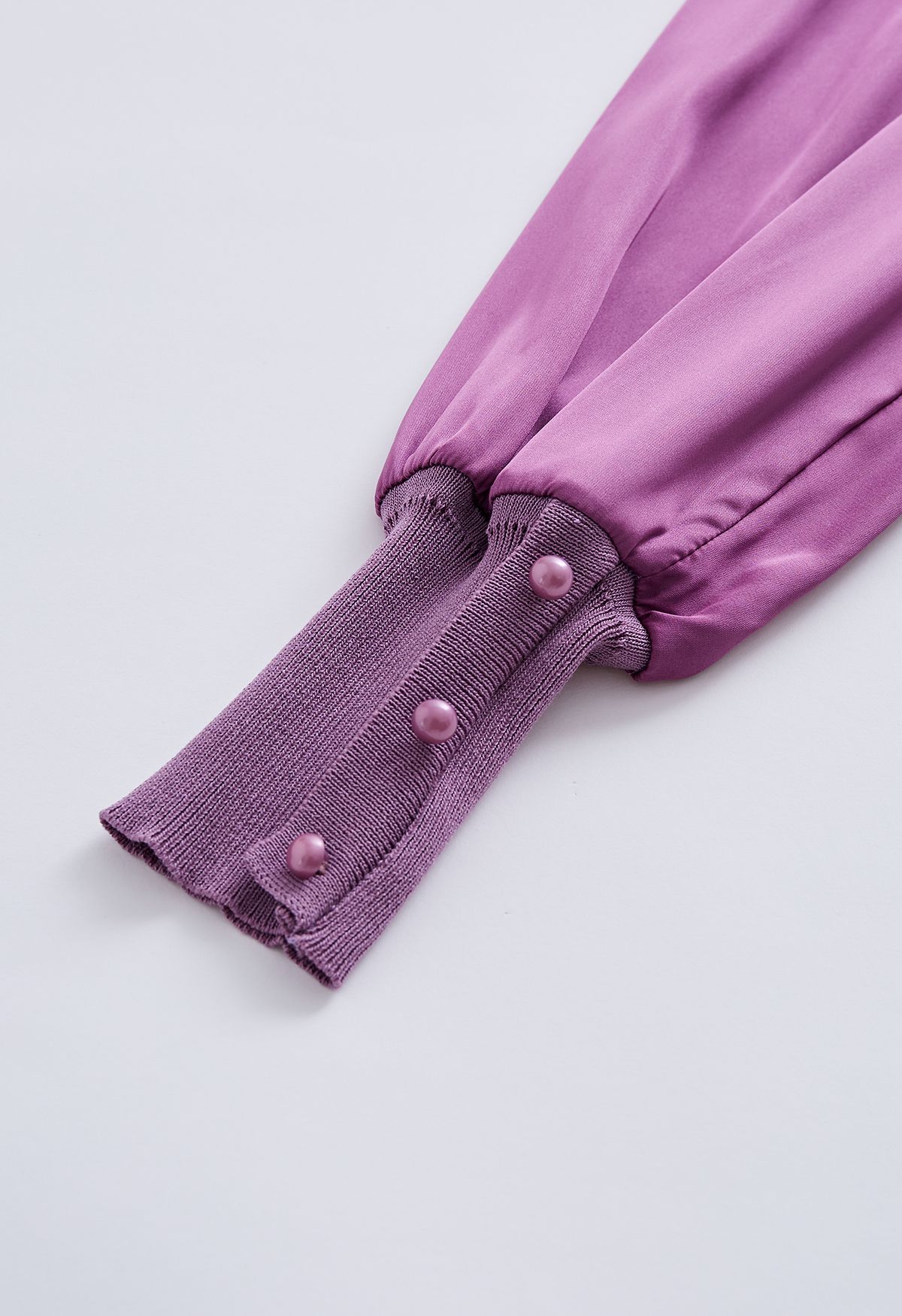 Top de malha de cetim com decote simulado em violeta