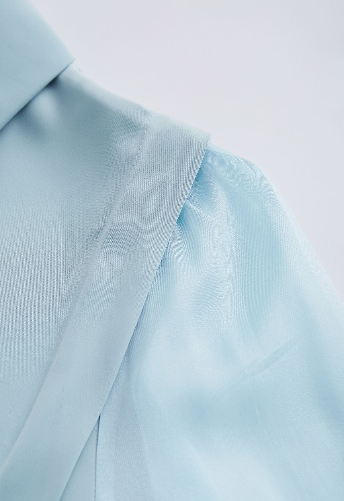 Camisa de cetim decote em V com colar de coração em azul