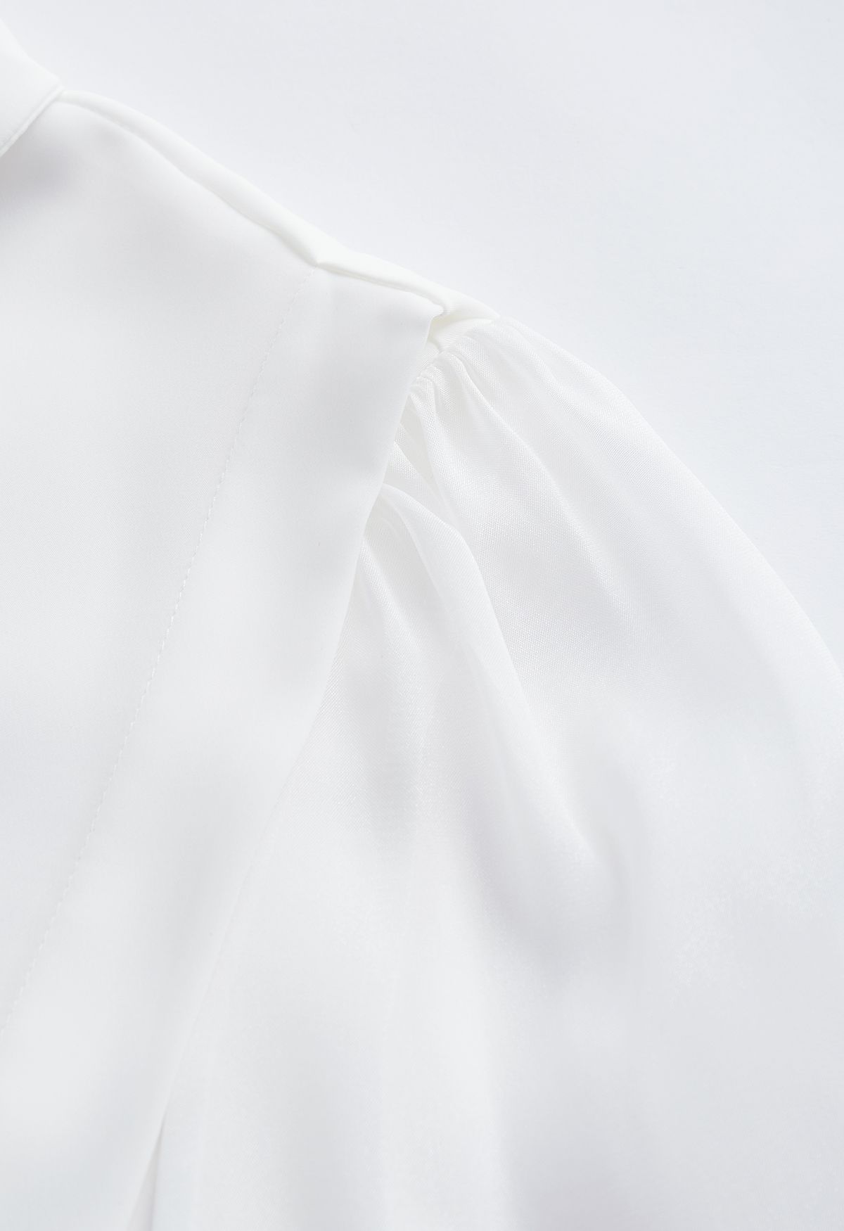 Camisa de cetim decote em V com colar de coração em branco