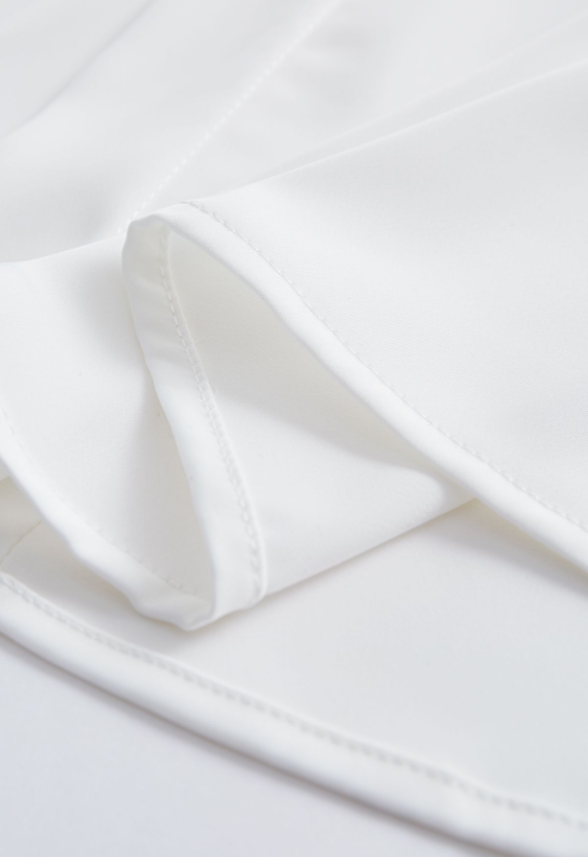 Camisa de cetim decote em V com colar de coração em branco