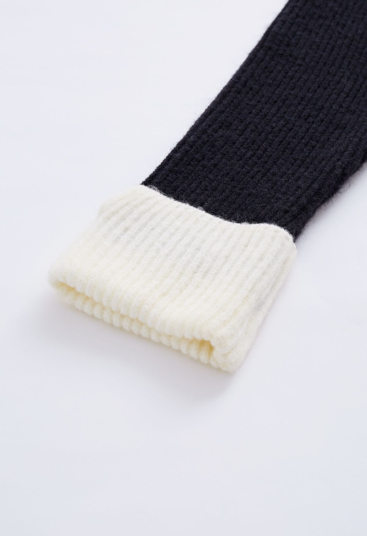 Suéter de tricô robusto de dois tons com gola alta e punho fechado