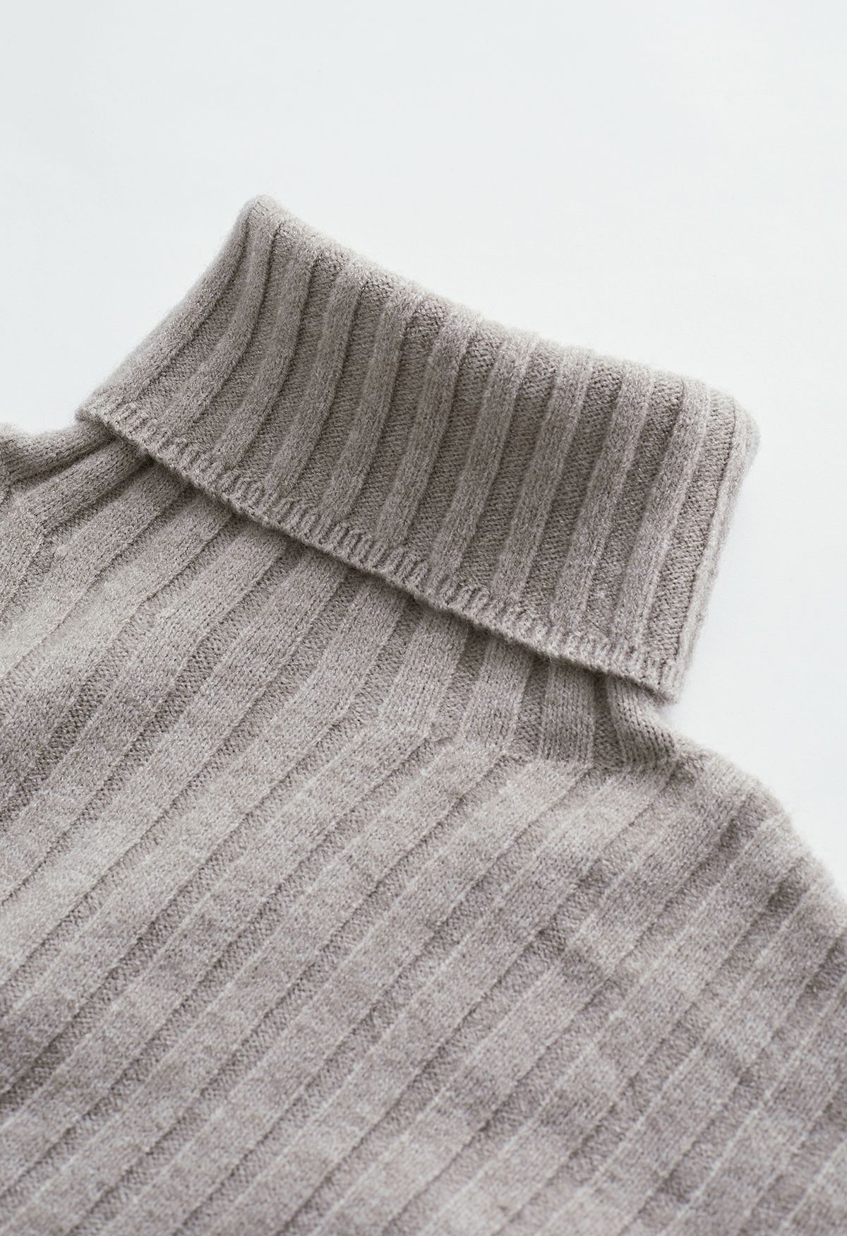 Sweater de malha com mangas turtleneck em taupe