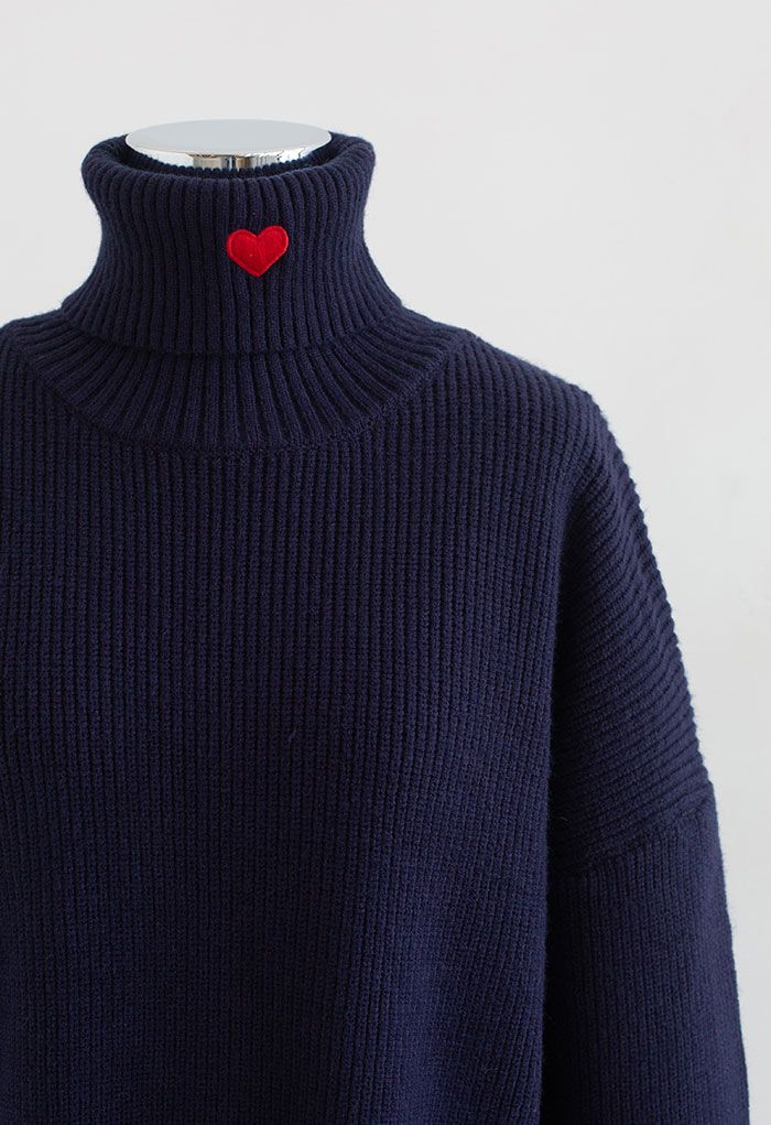Suéter gola alta com coração vermelho bordado em azul marinho