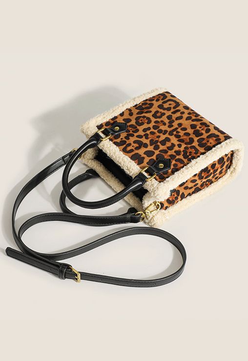 Bolsa de ombro com acabamento em lã de cordeiro contrastante em leopardo