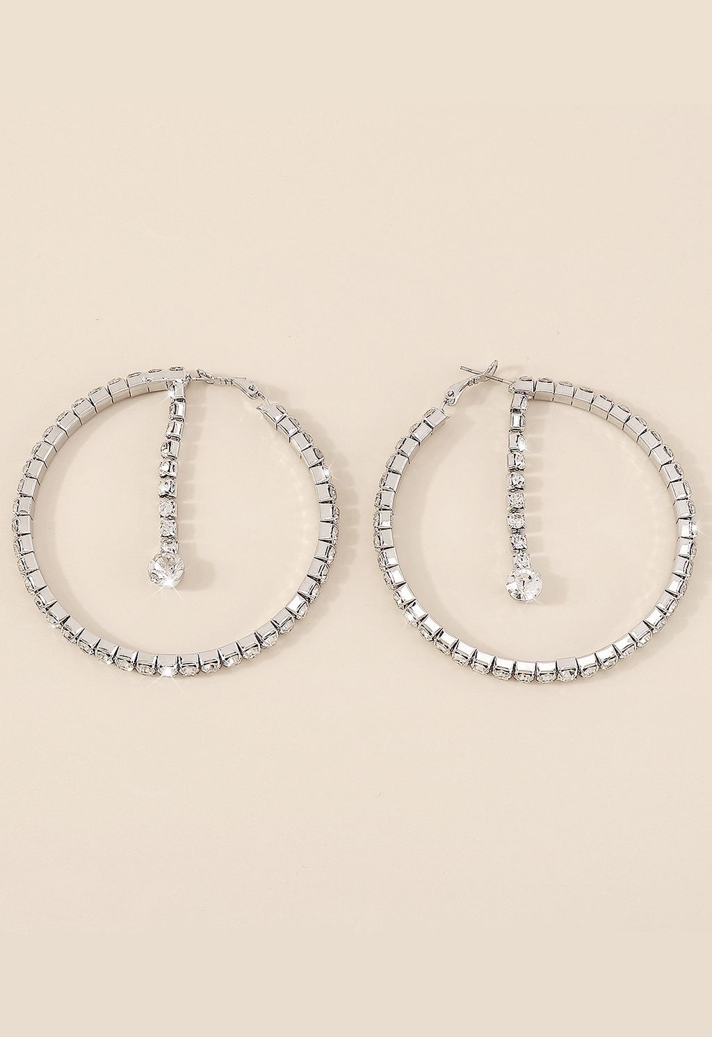 Brincos em forma de círculo com diamante em prata
