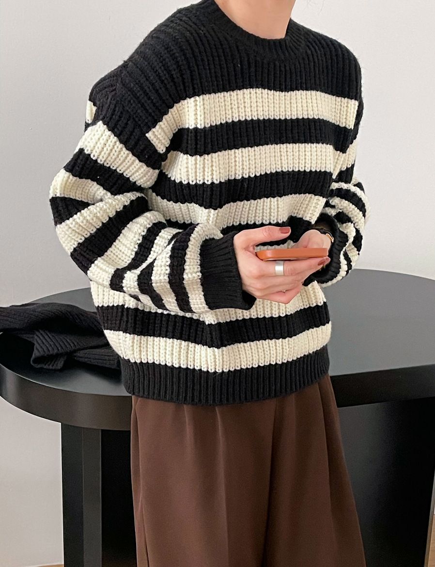 Suéter de malha listrada com lenço removível em preto
