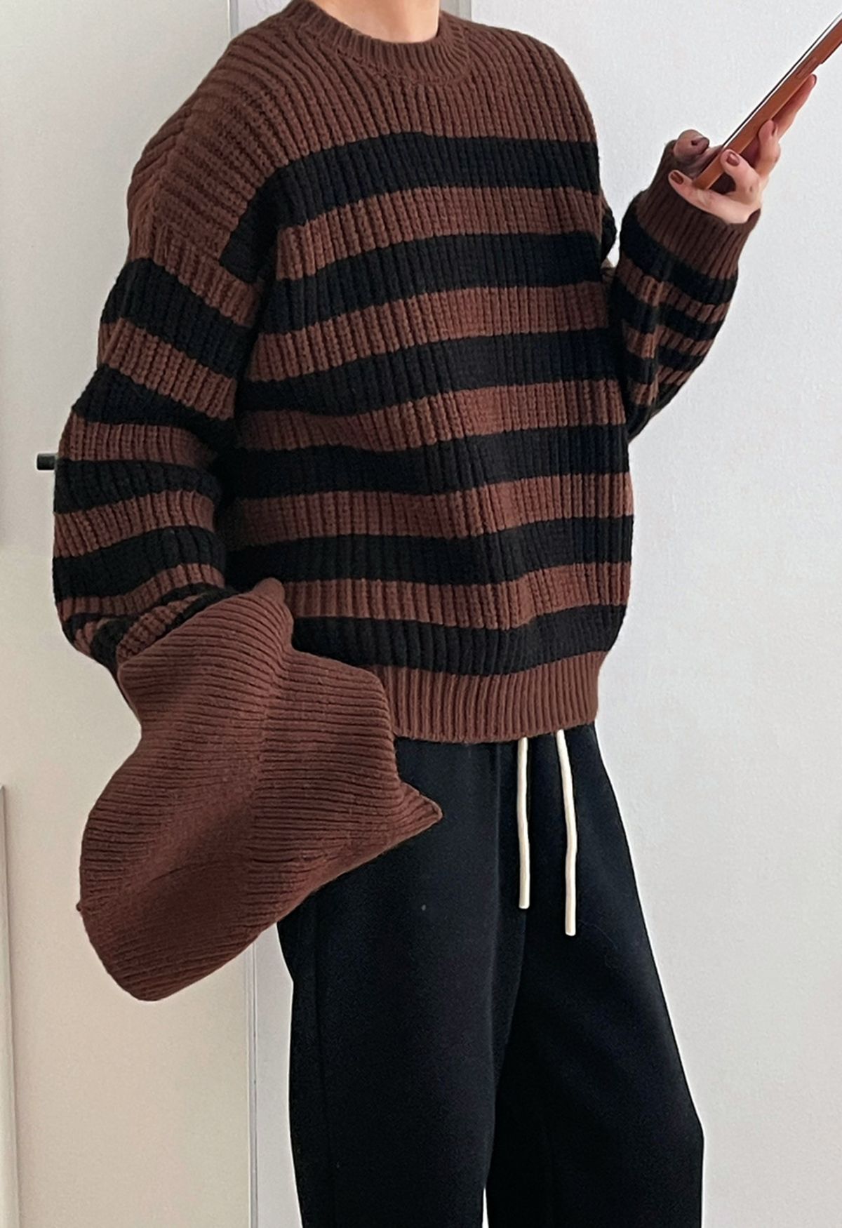 Suéter de malha listrada com lenço removível marrom