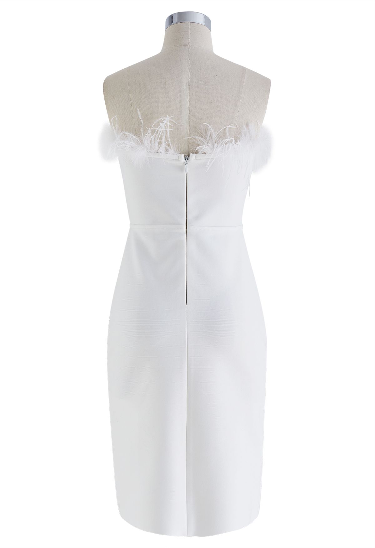 Vestido de festa tubinho colado com acabamento de penas em branco